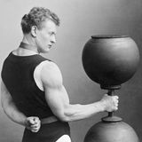 Eugen Sandow hebt Hantel