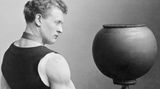 Eugen Sandow hebt Hantel