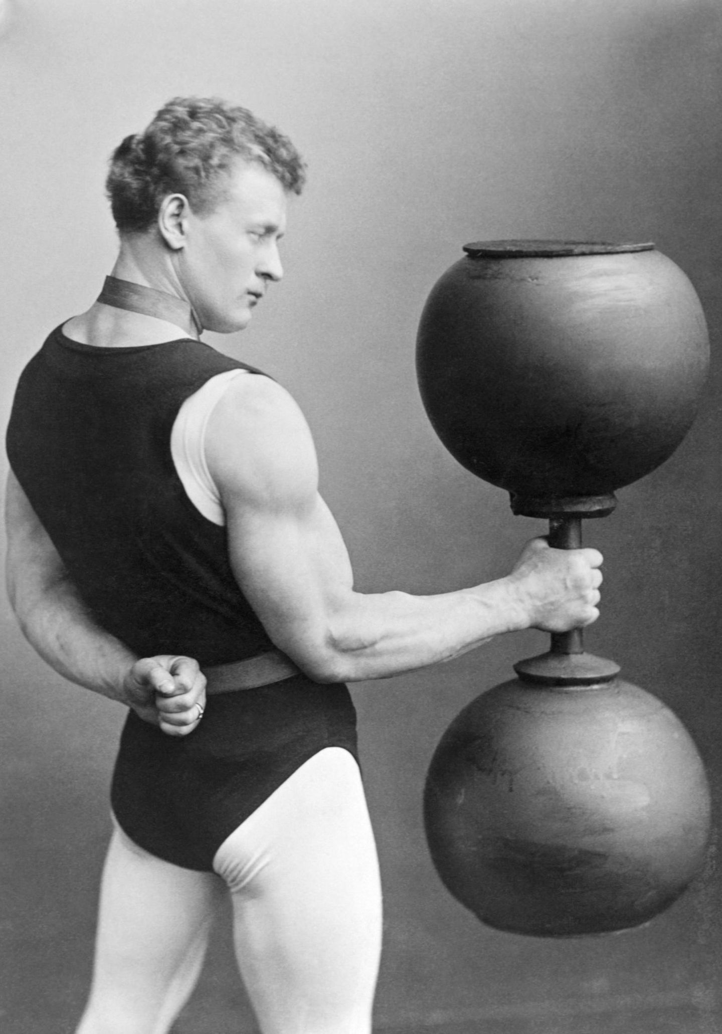 Neuer Körperkult Eugen Sandow hebt Hantel