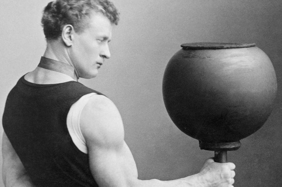 Eugen Sandow hebt Hantel 0.6982