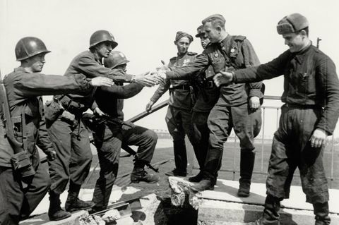 Amerikanische und sowjetische Soldaten reichen sich die Hand
