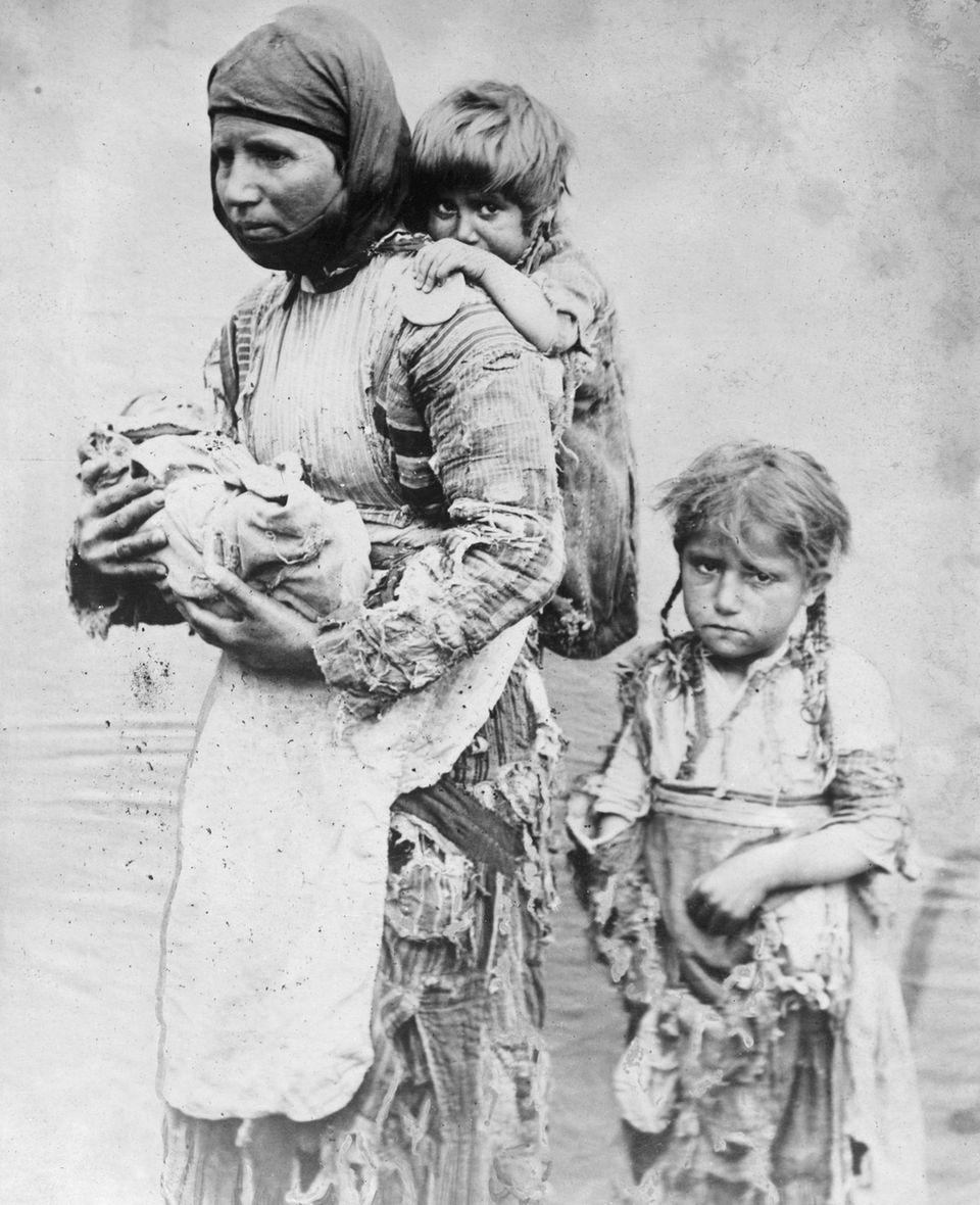 Eine Witwe mit ihren Kindern Eine Witwe mit ihren Kindern