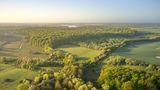Mehrere Naturschutzgebiete und ein Biosphärenreservat bestimmen das grüne Band an der Landesgrenze zwischen Schleswig-Holstein und Mecklenburg-Vorpommern im Bereich Nordwestmecklenburg. Kiekbuschwiesen, Utecht, Mecklenburg-Vorpommern, Deutschland