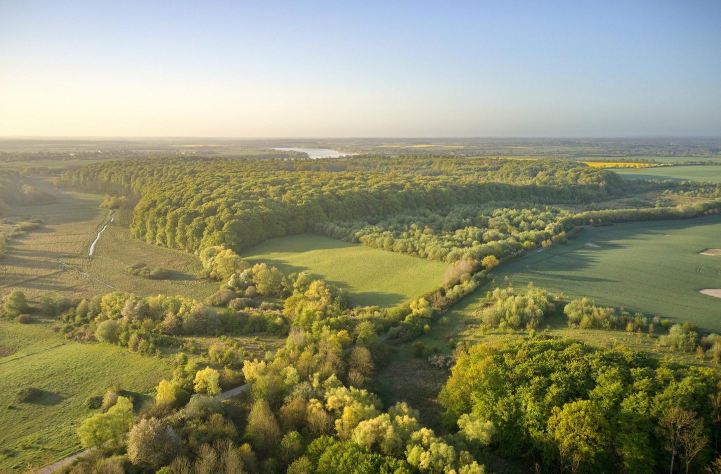 Deutschland, Grüne Grenze Mehrere Naturschutzgebiete und ein Biosphärenreservat bestimmen das grüne Band an der Landesgrenze zwischen Schleswig-Holstein und Mecklenburg-Vorpommern im Bereich Nordwestmecklenburg. Kiekbuschwiesen, Utecht, Mecklenburg-Vorpommern, Deutschland