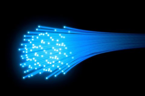 Durch Stränge aus Glas reisen die Photonen – die Lichtquanten – und tragen verschlüsselte Informationen von Frankfurt nach Kehl (3-D-Illustration eines Glasfaserkabels)