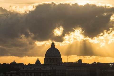 Wolken über dem Petersdom in Rom