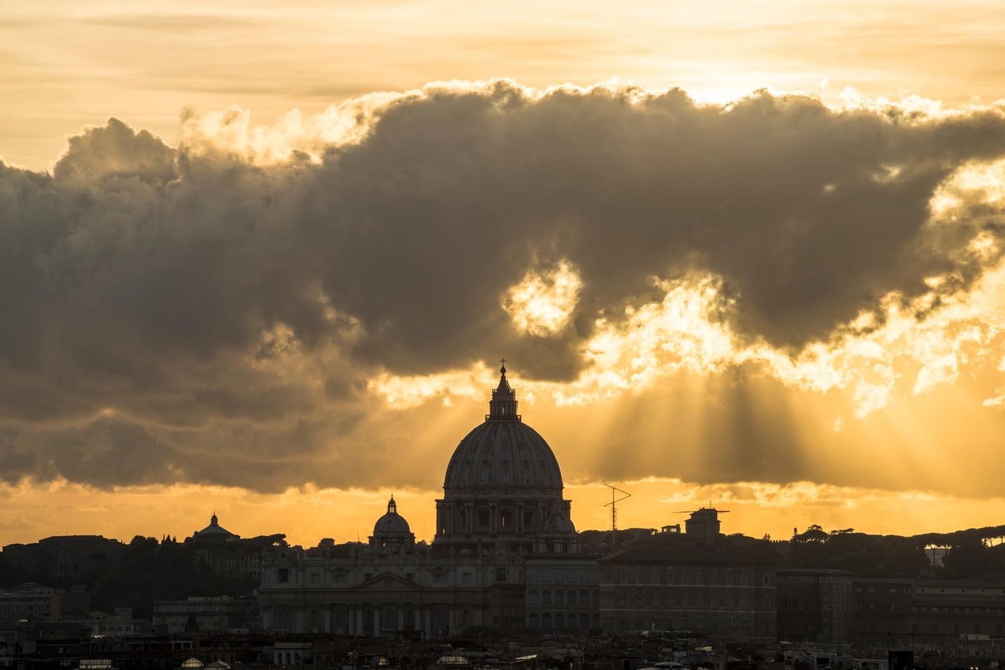 Wolken über dem Petersdom in Rom