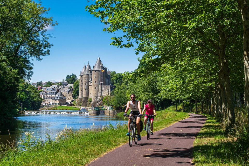 Auf der Radtour entlang der Vélodyssée führt der Weg an dieser mittelalterlichen Burg am Ufer des Kanals von Nantes vorbei 1.5004
