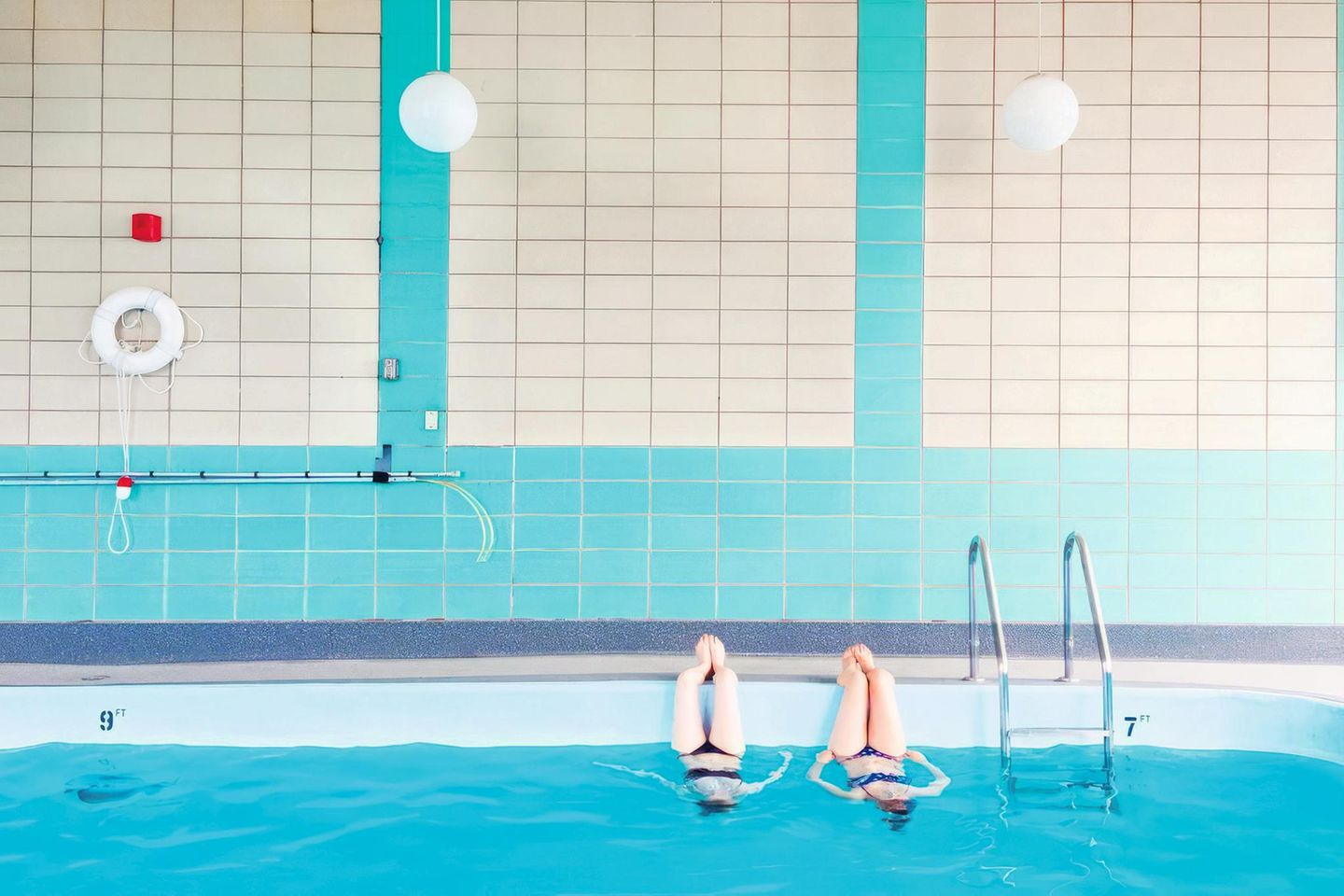Bel Harbour Pool in Chicago, Illinois, USA Nur einen kurzen Spaziergang vom Ufer des Lake Michigan entfernt befindet sich ein dreißigstöckiges Gebäude aus den 1960er-Jahren. Einst war es unter dem Namen "Bel Harbour" bekannt und sollte eine neue, junge Bevölkerungsschicht nach Lakeview (heute Teil von Chicago) locken. Ganz oben im ehemaligen Mietshaus befindet sich heute noch ein großer Innenpool mit Aussicht auf den See und den geschäftigen Schiffsverkehr am Belmont Harbor. Dieser Attraktion verdankt das Gebäude, in dem sich mittlerweile nur noch Luxuswohnungen befinden, wohl auch seinen neuen Namen: "Wave".