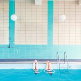 Nur einen kurzen Spaziergang vom Ufer des Lake Michigan entfernt befindet sich ein dreißigstöckiges Gebäude aus den 1960er-Jahren. Einst war es unter dem Namen "Bel Harbour" bekannt und sollte eine neue, junge Bevölkerungsschicht nach Lakeview (heute Teil von Chicago) locken. Ganz oben im ehemaligen Mietshaus befindet sich heute noch ein großer Innenpool mit Aussicht auf den See und den geschäftigen Schiffsverkehr am Belmont Harbor. Dieser Attraktion verdankt das Gebäude, in dem sich mittlerweile nur noch Luxuswohnungen befinden, wohl auch seinen neuen Namen: "Wave". 