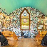 Künstler und Holzschnitzer Stephen Huneck erwachte nach einer schweren Erkrankung aus einem Koma und musste Gehen, Schreiben und Holzschnitzen neu erlernen. Seine Dankbarkeit für das Leben brachte ihn auf eine unkonventionelle Idee: Den Bau einer Kapelle, die allein dem besten Freund des Menschen gewidmet ist. Dank der Hilfe von Freunden und Mitbürgern, die ebenfalls große Hundeliebhaber waren, schaffte er es schließlich, das nötige Geld für Bau und Materialien zusammenzukratzen – darunter Buntglasfenster mit Welpenmotiven. 