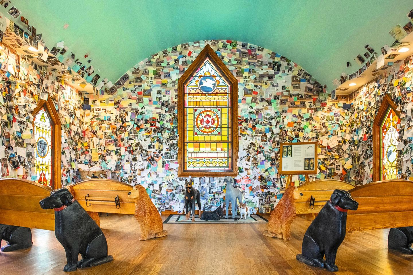 Hundekapelle in St. Johnsbury, Vermont, USA Künstler und Holzschnitzer Stephen Huneck erwachte nach einer schweren Erkrankung aus einem Koma und musste Gehen, Schreiben und Holzschnitzen neu erlernen. Seine Dankbarkeit für das Leben brachte ihn auf eine unkonventionelle Idee: Den Bau einer Kapelle, die allein dem besten Freund des Menschen gewidmet ist. Dank der Hilfe von Freunden und Mitbürgern, die ebenfalls große Hundeliebhaber waren, schaffte er es schließlich, das nötige Geld für Bau und Materialien zusammenzukratzen – darunter Buntglasfenster mit Welpenmotiven.