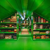 Zu Zeiten der Prohibition war es eine geheime Flüsterkneipe und Bordell: Camp Wandawega befindet sich an einem kleinen See im Südosten des amerikanischen Bundesstaats Wisconsin. Die bewegte Vergangenheit als Schauplatz für illegale Freizeitaktivitäten und Ausschweifungen zeigt sich auch in architektonischen Besonderheiten, darunter Falltüren, mehrere Ausgänge und versteckte Luken, die die ehemaligen Betreiber als Sicherheitsmaßnahmen vor dem Gesetz installierten. Heute können Besucher den nostalgischen Charme des sorgfältig renovierten Camps genießen.