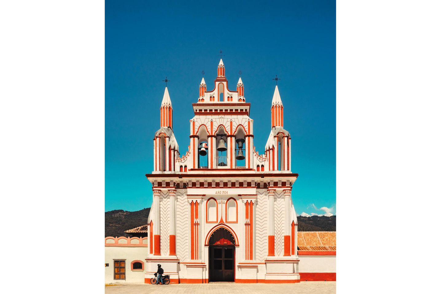 Nicht nur die kräftigen Farben machen sie zu einem Blickfang: Die Architektur der katholischen Kirche "Templo de Nuestra Señora de la Asunción" in San Cristóbal de las Casas verbindet Elemente der europäischen und indigenen Kultur miteinander – typisch für viele mexikanische Gebäude aus der Kolonialzeit.