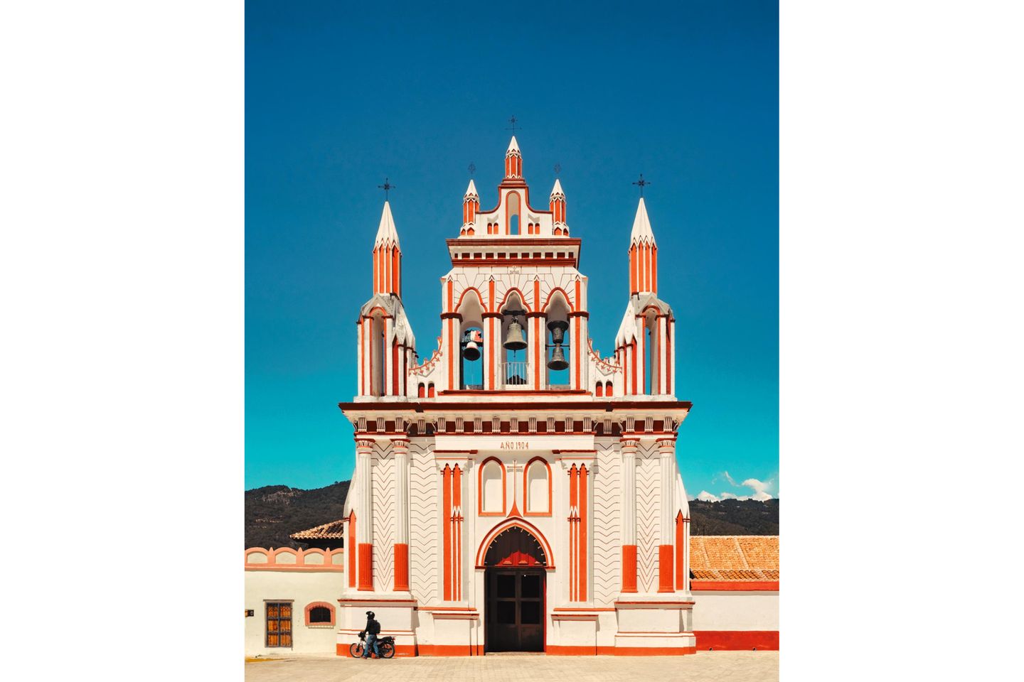 Nicht nur die kräftigen Farben machen sie zu einem Blickfang: Die Architektur der katholischen Kirche "Templo de Nuestra Señora de la Asunción" in San Cristóbal de las Casas verbindet Elemente der europäischen und indigenen Kultur miteinander – typisch für viele mexikanische Gebäude aus der Kolonialzeit.