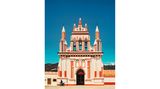 Nicht nur die kräftigen Farben machen sie zu einem Blickfang: Die Architektur der katholischen Kirche "Templo de Nuestra Señora de la Asunción" in San Cristóbal de las Casas verbindet Elemente der europäischen und indigenen Kultur miteinander – typisch für viele mexikanische Gebäude aus der Kolonialzeit.