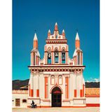 Nicht nur die kräftigen Farben machen sie zu einem Blickfang: Die Architektur der katholischen Kirche "Templo de Nuestra Señora de la Asunción" in San Cristóbal de las Casas verbindet Elemente der europäischen und indigenen Kultur miteinander – typisch für viele mexikanische Gebäude aus der Kolonialzeit.