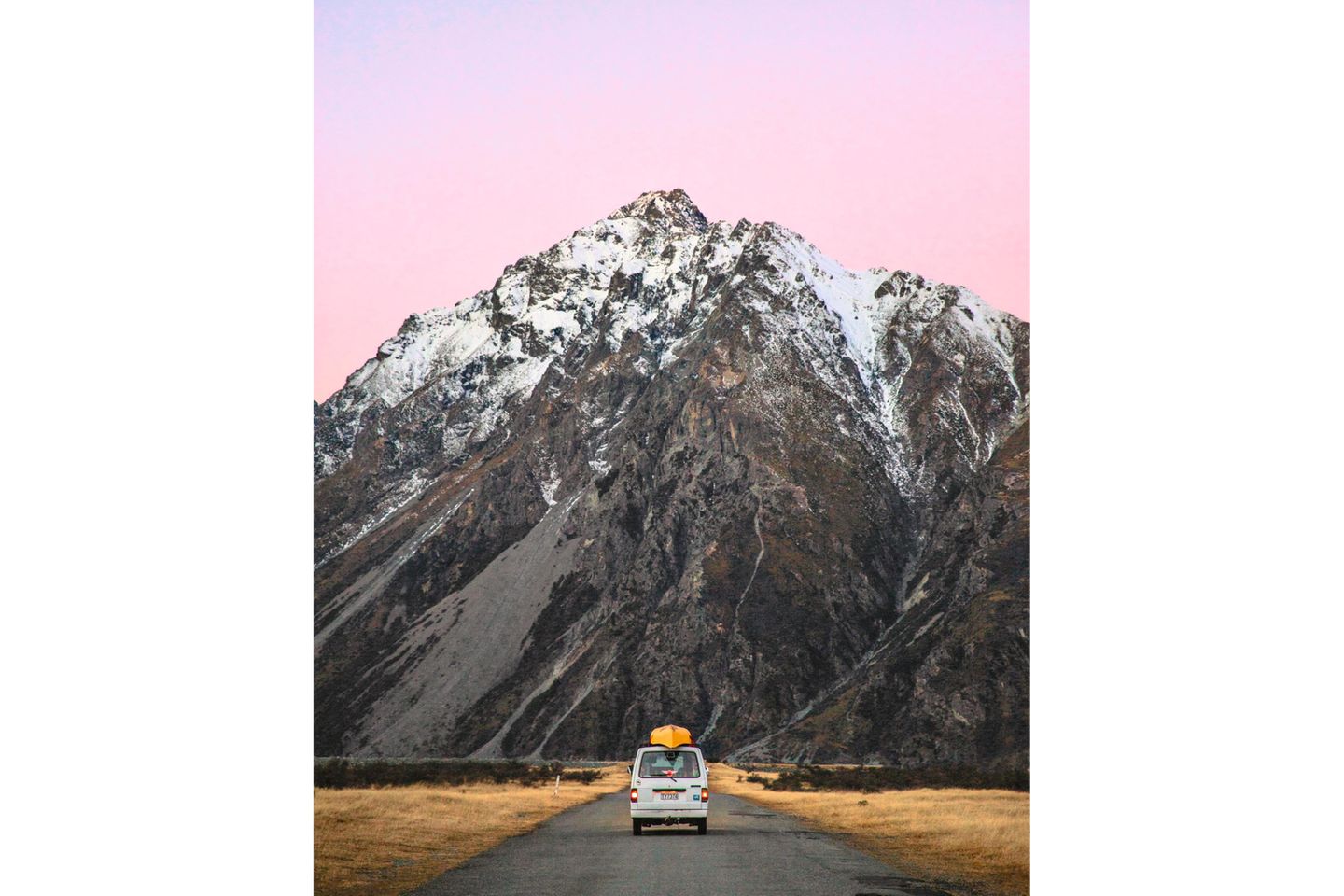 Mount Cook/Aoraki in Canterbury, Neuseeland  Das gelbe Kanu könnte direkt aus einem Wes-Anderson-Film gepurzelt sein, genau wie der kleine Camper vor dem mächtigen Fels. Zu sehen ist der höchste Berg Neuseelands, der Mount Cook oder Aoraki, wie ihn die Maori tauften. Schon immer war er Anziehungspunkt für Bergsteiger und Entdecker aus aller Welt.