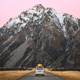 Das gelbe Kanu könnte direkt aus einem Wes-Anderson-Film gepurzelt sein, genau wie der kleine Camper vor dem mächtigen Fels. Zu sehen ist der höchste Berg Neuseelands, der Mount Cook oder Aoraki, wie ihn die Maori tauften. Schon immer war er Anziehungspunkt für Bergsteiger und Entdecker aus aller Welt.