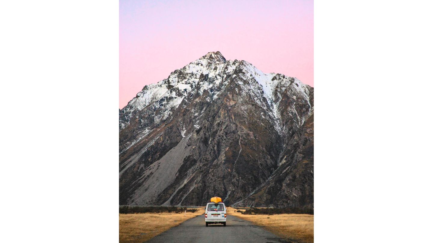 Das gelbe Kanu könnte direkt aus einem Wes-Anderson-Film gepurzelt sein, genau wie der kleine Camper vor dem mächtigen Fels. Zu sehen ist der höchste Berg Neuseelands, der Mount Cook oder Aoraki, wie ihn die Maori tauften. Schon immer war er Anziehungspunkt für Bergsteiger und Entdecker aus aller Welt.