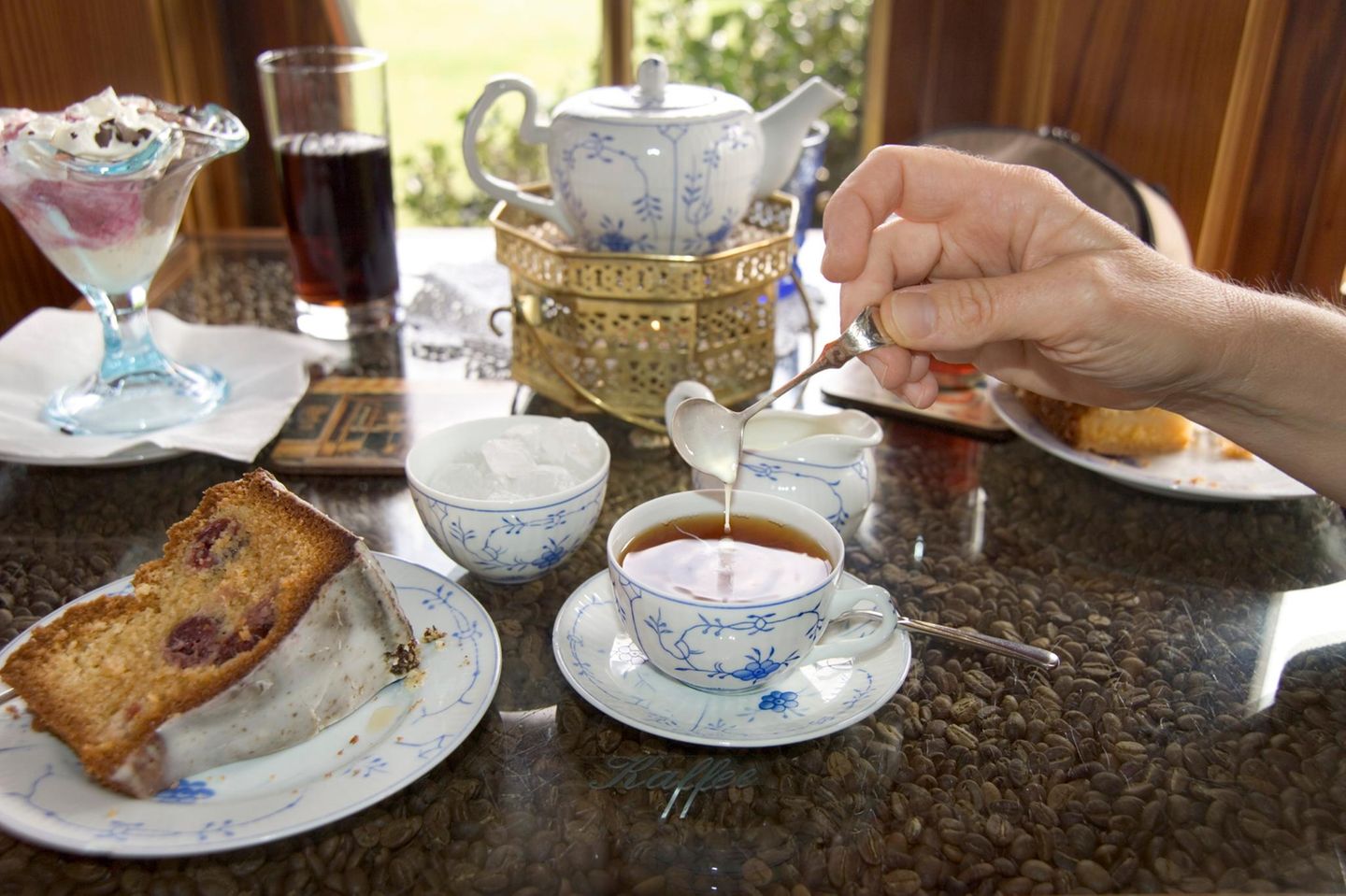 Tee trinken ist eine alte ostfriesische Tradition und laut UNESCO sogar immaterielles Kulturgut. Grund genug für den Heimatverein Langeoog, die Teezeremonie mit Gästen zu pflegen. Im „Seemannshus“ wird in gemütlicher Runde erst der frisch zubereitete Tee auf den Kandiszucker in der Tasse gegossen und dann ein Schuss Sahne auf die Teeoberfläche gekippt. Die Sahne sackt langsam nach unten ab, steigt wieder hoch und bildet so die berühmte Wolke im Tee: die „Wulkje“. Ohne Umrühren wird der Tee dann Schluck für Schluck genossen. Die einzelnen Geschmackszonen von der Sahne über den Tee bis zum Kandiszucker am Boden sind das Herz der „Teetied“. Alle zwei Wochen lädt der Heimatverein Langeoog von Frühjahr bis Herbst dazu ein. Platz ist für 14 Gäste, Voranmeldung also sinnvoll und eine Spende wird gern genommen. 