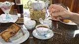 Tee trinken ist eine alte ostfriesische Tradition und laut UNESCO sogar immaterielles Kulturgut. Grund genug für den Heimatverein Langeoog, die Teezeremonie mit Gästen zu pflegen. Im „Seemannshus“ wird in gemütlicher Runde erst der frisch zubereitete Tee auf den Kandiszucker in der Tasse gegossen und dann ein Schuss Sahne auf die Teeoberfläche gekippt. Die Sahne sackt langsam nach unten ab, steigt wieder hoch und bildet so die berühmte Wolke im Tee: die „Wulkje“. Ohne Umrühren wird der Tee dann Schluck für Schluck genossen. Die einzelnen Geschmackszonen von der Sahne über den Tee bis zum Kandiszucker am Boden sind das Herz der „Teetied“. Alle zwei Wochen lädt der Heimatverein Langeoog von Frühjahr bis Herbst dazu ein. Platz ist für 14 Gäste, Voranmeldung also sinnvoll und eine Spende wird gern genommen. 