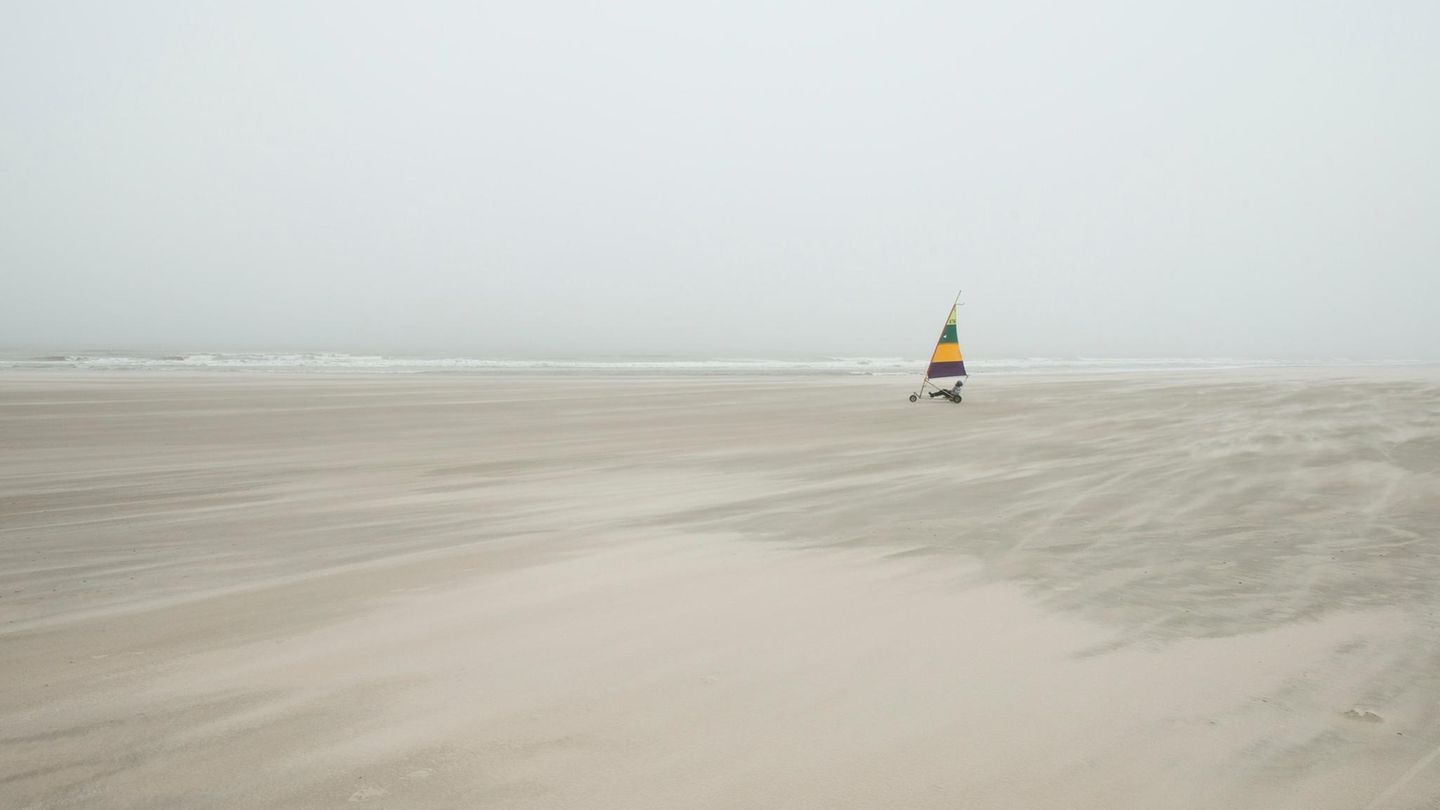 In Windeseile am Meer entlang Strandsegeln