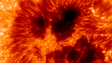 Das "Daniel K. Inouye Solar Telescope" auf Hawaii, seines Zeichens das größte Sonnenteleskop der Welt. Sein Herzstück, ein Spektropolarimeter von der Größe einer Garage, lichtete unseren Stern nach 15 Jahren Entwicklungszeit nun zum ersten Mal ab. Zu sehen ist ein 25.000 Kilometer langer und breiter Ausschnitt der Sonnenoberfläche. Die dunklen Flecken sind kühlere Regionen mit starkem Magnetfeld, von denen mehrere Tausend Kilometer lange Gasströme fortfließen.   Das Instrument namens VTF, das am Leibnitz-Institut für Sonnenphysik in Freiburg entstand, schießt Hunderte hochauflösende Bilder pro Sekunde. Dabei zeigt es, je nach Einstellung, nur bestimmte Wellenlängen und Schwingungsrichtungen des Lichts. So lassen sich Temperatur, Druck, Geschwindigkeit und Magnetfeldstärke in verschiedenen Höhen der Sonne bestimmen. All diese Faktoren beeinflussen das Sonnenwetter, dessen Auswirkungen wir auch auf der Erde zu spüren bekommen – etwa in Form malerischer Polarlichter oder geomagnetischer Stürme.  KW 17