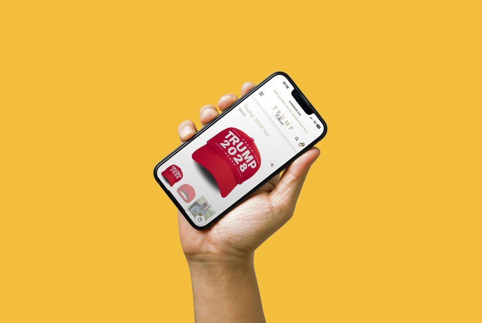 Smartphone in Hand mit Trump Shop Onlineshop
