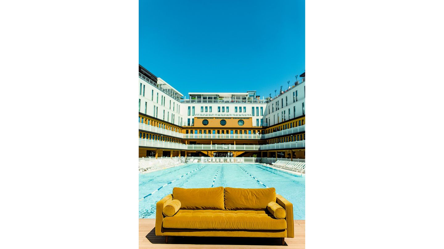 Hotel Molitor in Paris, Frankreich 1929 öffnete das avantgardistische Piscine Molitor am Stadtrand von Paris seine Tore. Das Schwimmbad ist einem luxuriösen Ozeandampfer nachempfunden. Es zog nicht nur Künstler, sondern auch die High Society an, um im Sommer das kühle Nass zu genießen oder im Winter Schlittschuh zu laufen. Nebenbei gab es auch Theateraufführungen, Modenschauen und gehobene Küche zu genießen. Nach seiner Schließung im Jahr 1989 wurde das Molitor 2007 als Luxushotel neu eröffnet, das präzise dem ursprünglichen Entwurf des Architekten nachempfunden ist – sogar so präzise, dass dessen Tochter bei der Besichtigung des restaurierten Baus in Tränen ausgebochen sein soll.