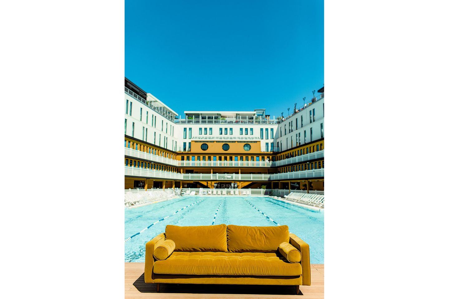 Hotel Molitor in Paris, Frankreich  1929 öffnete das avantgardistische Piscine Molitor am Stadtrand von Paris seine Tore. Das Schwimmbad ist einem luxuriösen Ozeandampfer nachempfunden. Es zog nicht nur Künstler, sondern auch die High Society an, um im Sommer das kühle Nass zu genießen oder im Winter Schlittschuh zu laufen. Nebenbei gab es auch Theateraufführungen, Modenschauen und gehobene Küche zu genießen. Nach seiner Schließung im Jahr 1989 wurde das Molitor 2007 als Luxushotel neu eröffnet, das präzise dem ursprünglichen Entwurf des Architekten nachempfunden ist – sogar so präzise, dass dessen Tochter bei der Besichtigung des restaurierten Baus in Tränen ausgebochen sein soll.