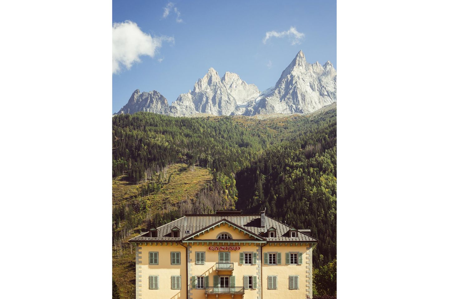 Casino Mont Blanc in Chamonix, Frankreich  Roulette im Angesicht des Mont Blanc, der fast 5000 Meter über dem kleinen Dorf Chamonix thront: Ursprünglich ein Luxushotel, lockt das Casino Le Royal Chamonix heute Touristen und Einheimische an, die ihr Glück herausfordern wollen.