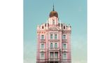 Wie aus der Zeit gefallen: Nur fünf Gehminuten von der historischen Altstadt Prags befindet sich das rosafarbene Hotel Opera. Das opulente Gebäude ist ganz im böhmischen Neorenaissancestil gehalten. Im weniger touristischen Viertel Nové Město gelegen, der "Neustadt", hebt die direkte Nachbarschaft zu hochmodernen Gebäuden wie dem von Frank Gehry entworfenen "Tanzenden Haus" den Zauber des Hotels umso mehr hervor. 
