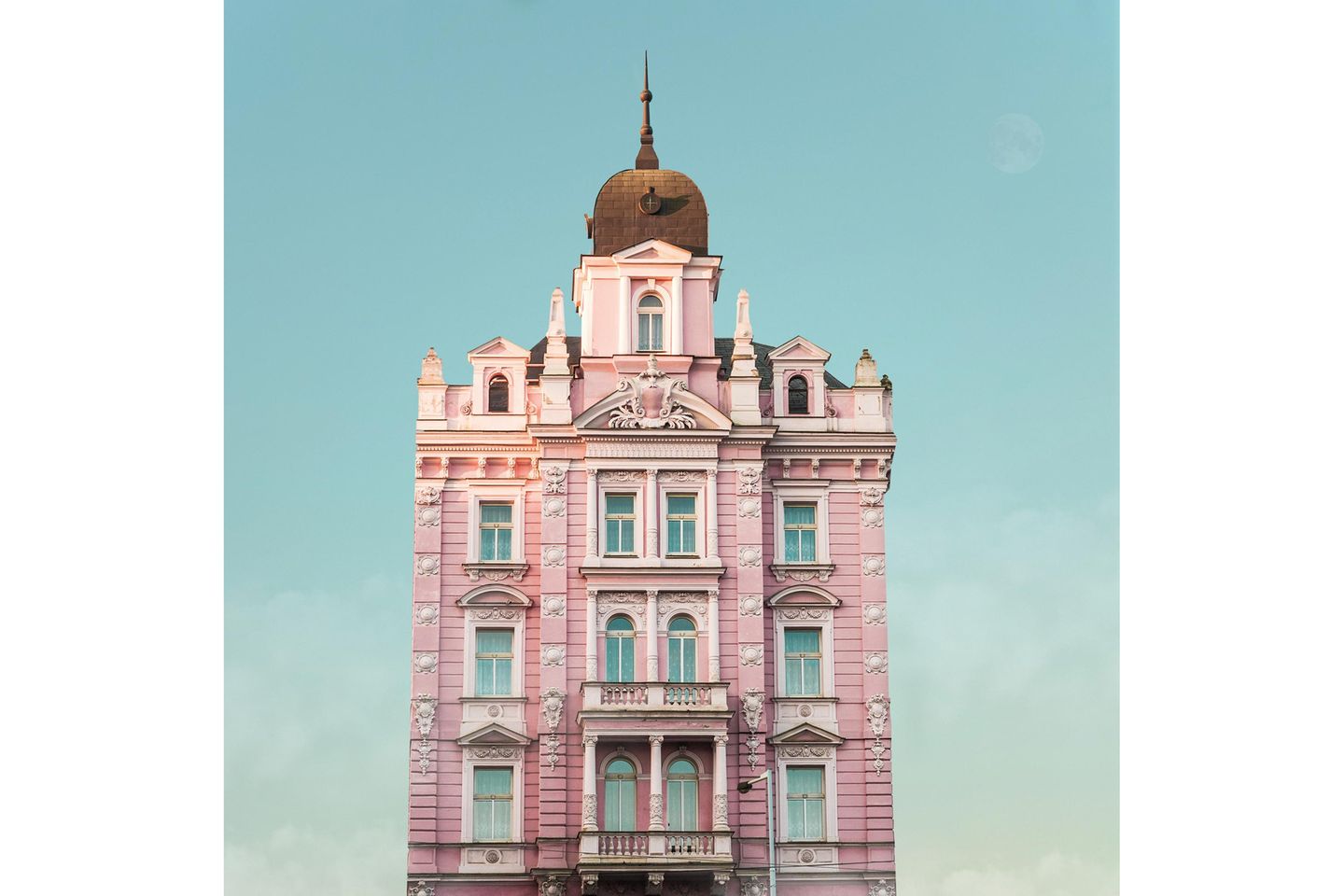 Hotel Opera in Prag, Tschechien Wie aus der Zeit gefallen: Nur fünf Gehminuten von der historischen Altstadt Prags befindet sich das rosafarbene Hotel Opera. Das opulente Gebäude ist ganz im böhmischen Neorenaissancestil gehalten. Im weniger touristischen Viertel Nové Město gelegen, der "Neustadt", hebt die direkte Nachbarschaft zu hochmodernen Gebäuden wie dem von Frank Gehry entworfenen "Tanzenden Haus" den Zauber des Hotels umso mehr hervor.