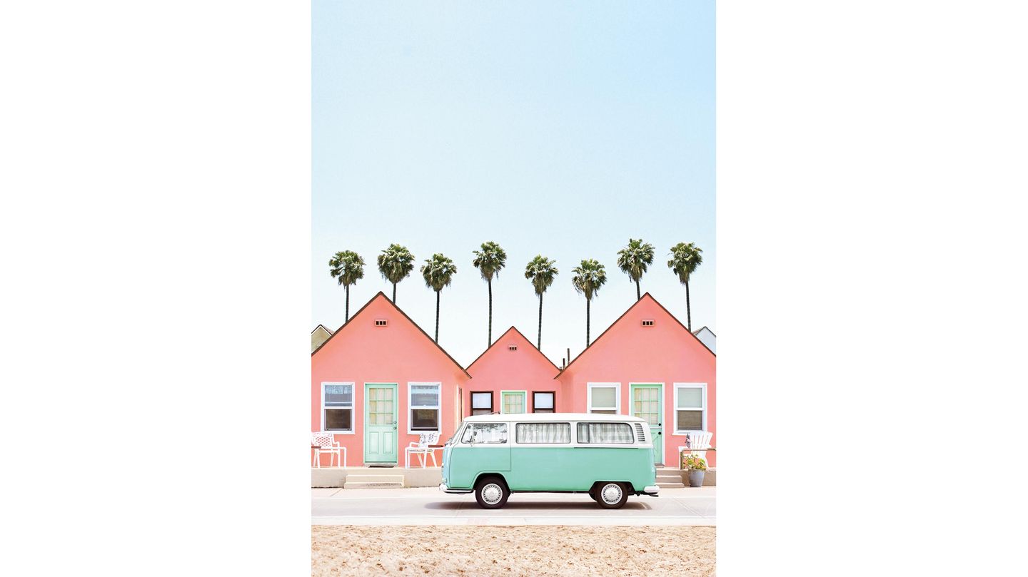 Roberts Cottages in Oceanside, Kalifornien, USA Seit den 1880er-Jahren ist die Stadt Oceanside ein attraktiver Urlaubsort an der Küste Kaliforniens. Die rosa Ferienhäusschen im Bild sind nur drei von 24 kleinen Strandhütten, die 1928 erbaut wurden und noch heute angemietet werden können.
