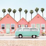 Seit den 1880er-Jahren ist die Stadt Oceanside ein attraktiver Urlaubsort an der Küste Kaliforniens. Die rosa Ferienhäusschen im Bild sind nur drei von 24 kleinen Strandhütten, die 1928 erbaut wurden und noch heute angemietet werden können. 