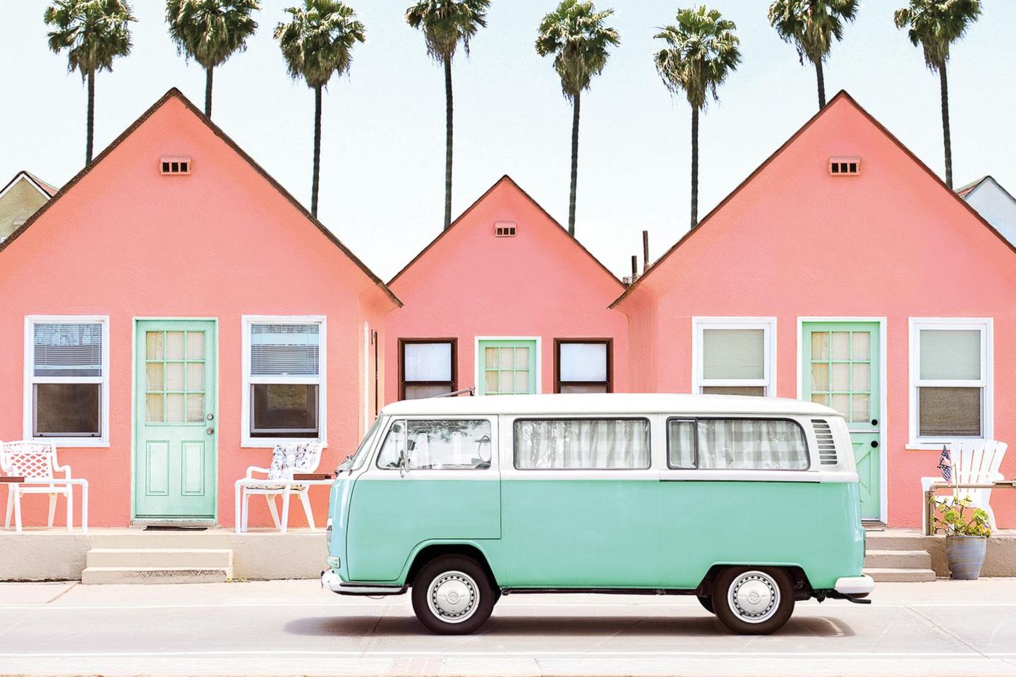 Roberts Cottages in Oceanside, Kalifornien, USA Seit den 1880er-Jahren ist die Stadt Oceanside ein attraktiver Urlaubsort an der Küste Kaliforniens. Die rosa Ferienhäusschen im Bild sind nur drei von 24 kleinen Strandhütten, die 1928 erbaut wurden und noch heute angemietet werden können.