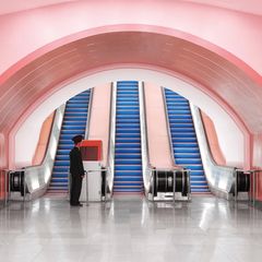 Rund 110 Meter unter der Erde befindet sich die Metro von Pjöngjang, weltweit liegt nur die Haltestelle Arsenalna in Kiew noch tiefer. Beinahe vier Minuten dauert es deshalb, mit der Rolltreppe zum Bahnsteig der in den 1960er- und -70er-Jahren erbauten Metrostation Kaeson zu gelangen. 