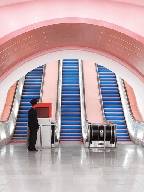 Rund 110 Meter unter der Erde befindet sich die Metro von Pjöngjang, weltweit liegt nur die Haltestelle Arsenalna in Kiew noch tiefer. Beinahe vier Minuten dauert es deshalb, mit der Rolltreppe zum Bahnsteig der in den 1960er- und -70er-Jahren erbauten Metrostation Kaeson zu gelangen. 