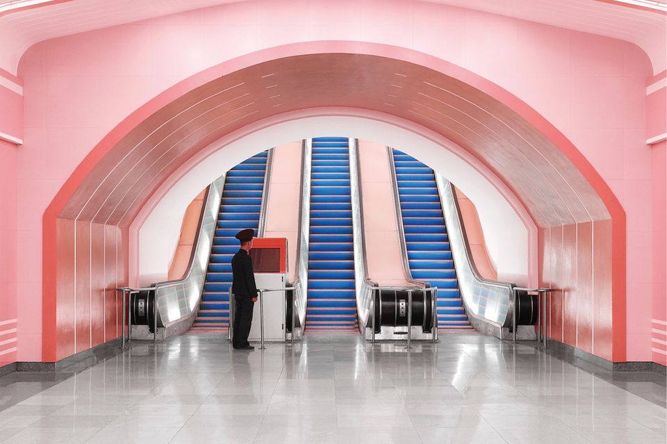 Rund 110 Meter unter der Erde befindet sich die Metro von Pjöngjang, weltweit liegt nur die Haltestelle Arsenalna in Kiew noch tiefer. Beinahe vier Minuten dauert es deshalb, mit der Rolltreppe zum Bahnsteig der in den 1960er- und -70er-Jahren erbauten Metrostation Kaeson zu gelangen. 