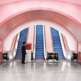 Rund 110 Meter unter der Erde befindet sich die Metro von Pjöngjang, weltweit liegt nur die Haltestelle Arsenalna in Kiew noch tiefer. Beinahe vier Minuten dauert es deshalb, mit der Rolltreppe zum Bahnsteig der in den 1960er- und -70er-Jahren erbauten Metrostation Kaeson zu gelangen. 