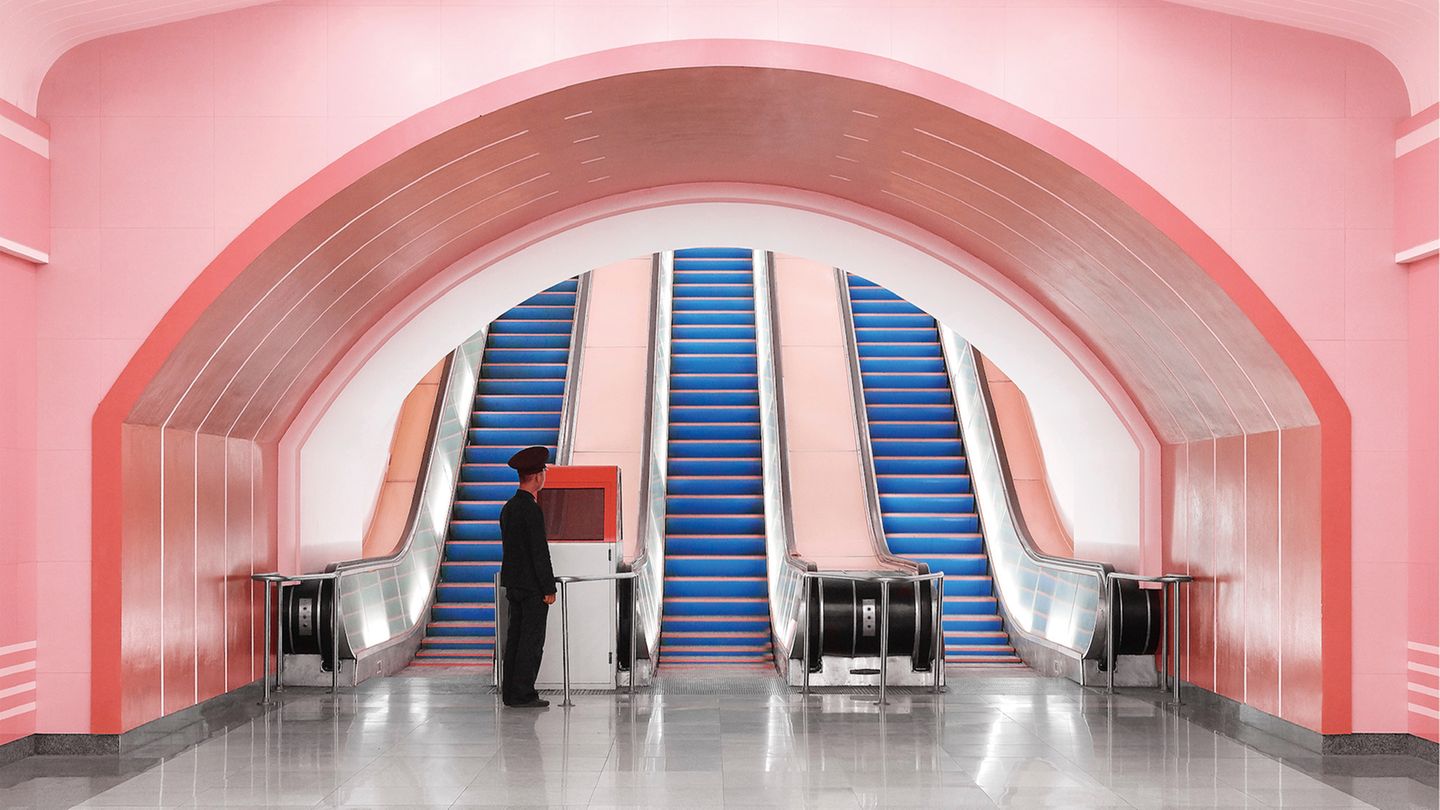 Metrostation Kaeson in Pjöngjang, Nordkorea Rund 110 Meter unter der Erde befindet sich die Metro von Pjöngjang, weltweit liegt nur die Haltestelle Arsenalna in Kiew noch tiefer. Beinahe vier Minuten dauert es deshalb, mit der Rolltreppe zum Bahnsteig der in den 1960er- und -70er-Jahren erbauten Metrostation Kaeson zu gelangen.