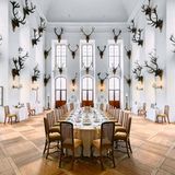 Herzog Moritz von Sachsen errichtete die Moritzburg zwischen 1542 und 1546 mitten im sächsischen Friedwald. Das ehemalige Jagdschloss umfasst sieben Säle und mehr als 200 Räume. Vor allem dieser Fakt dürfte den Pulsschlag eingefleischter Wes-Anderson-Fans kräftig erhöhen: Das gesamte Anwesen befindet sich auf einer vollkommen symmetrischen, künstlichen Insel, umgeben vom Schlossteich.