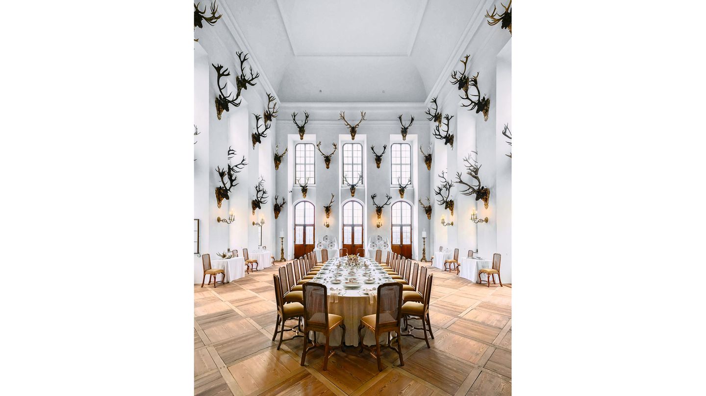 Schloss Moritzburg, Deutschland Herzog Moritz von Sachsen errichtete die Moritzburg zwischen 1542 und 1546 mitten im sächsischen Friedwald. Das ehemalige Jagdschloss umfasst sieben Säle und mehr als 200 Räume. Vor allem dieser Fakt dürfte den Pulsschlag eingefleischter Wes-Anderson-Fans kräftig erhöhen: Das gesamte Anwesen befindet sich auf einer vollkommen symmetrischen, künstlichen Insel, umgeben vom Schlossteich.
