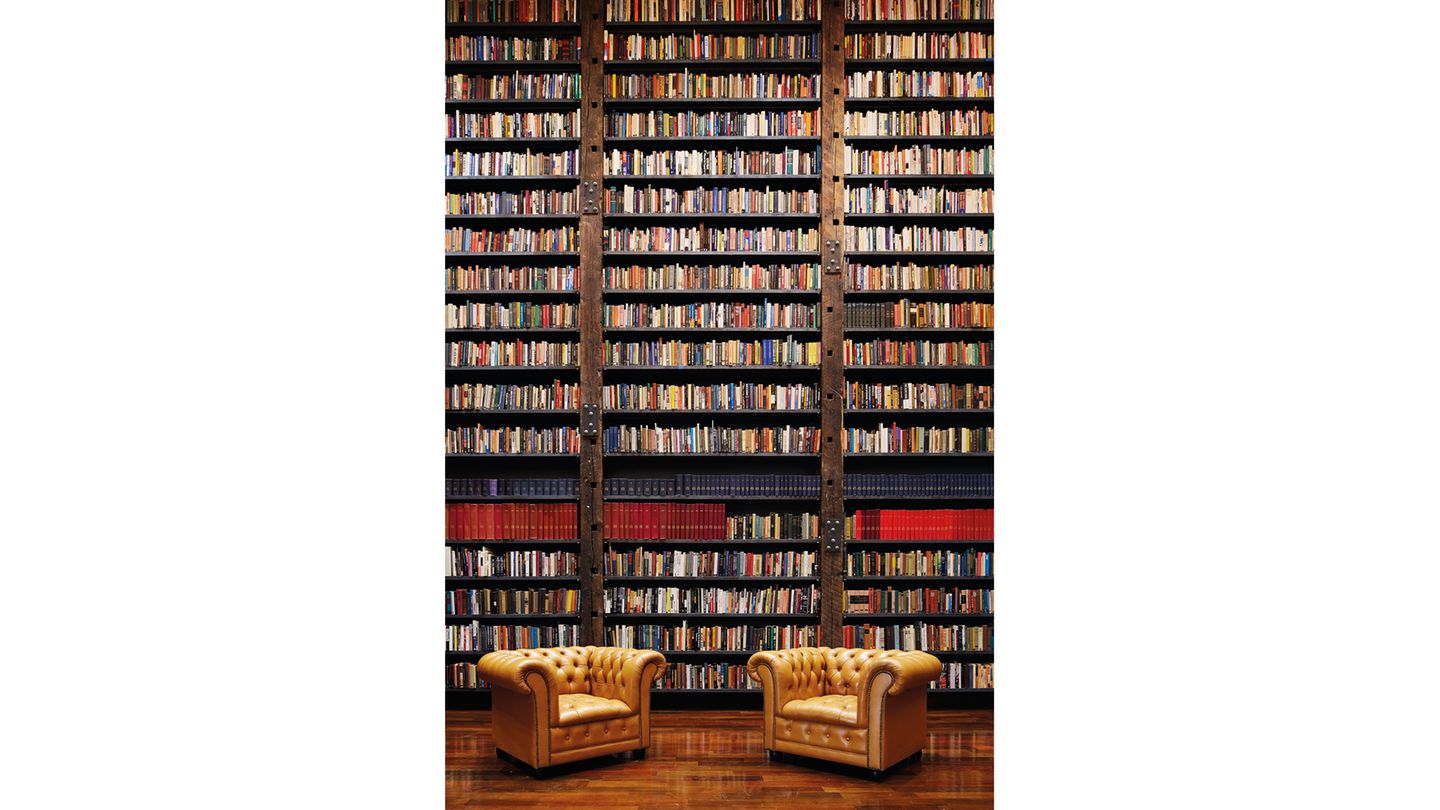 Stony Island Arts Bank in Chicago, Illinois, USA Als Symbol des lokalen Wohlstands wurde 1923 die Stony Islands Trust and Savings Bank in Chicago eröffnet. Doch der Glanz hielt sich nur ein paar Jahre, bereits 1931 musste das imposante Gebäude seine Türen aufgrund der Wirtschaftskrise wieder schließen. Der anschließende Verfall war nicht aufzuhalten. Für einen Dollar kaufte schließlich im Jahr 2012 der Künstler Theaster Gates jr. das Gebäude, um dort ein Kulturzentrum zu errichten. Gravierende Wasserschäden, ein Loch im Dach, marode Wände und kaputte Fenster erschwerten die Renovierung, doch das Projekt gelang. Heute können Besucher dort unter anderem 15.000 Bücher aus dem Besitz des Verlegers John H. Johnson sowie 60.000 historische Lichtbilder aus der Kunst- und Architekturgeschichte der Stadt besichtigen.