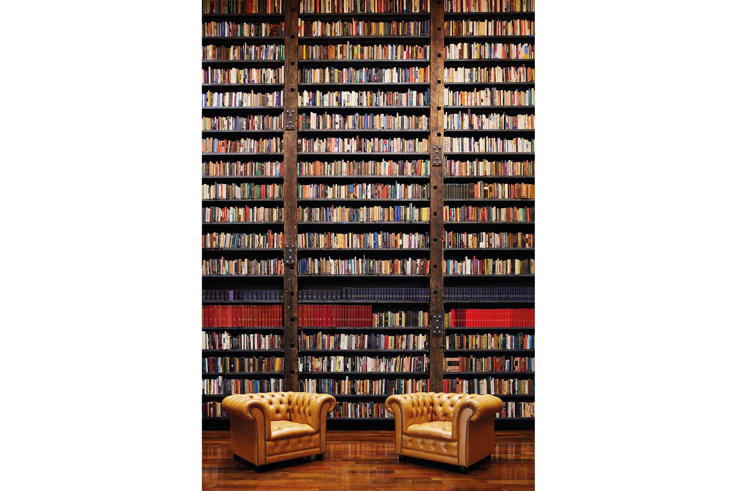 Stony Island Arts Bank in Chicago, Illinois, USA Als Symbol des lokalen Wohlstands wurde 1923 die Stony Islands Trust and Savings Bank in Chicago eröffnet. Doch der Glanz hielt sich nur ein paar Jahre, bereits 1931 musste das imposante Gebäude seine Türen aufgrund der Wirtschaftskrise wieder schließen. Der anschließende Verfall war nicht aufzuhalten. Für einen Dollar kaufte schließlich im Jahr 2012 der Künstler Theaster Gates jr. das Gebäude, um dort ein Kulturzentrum zu errichten. Gravierende Wasserschäden, ein Loch im Dach, marode Wände und kaputte Fenster erschwerten die Renovierung, doch das Projekt gelang. Heute können Besucher dort unter anderem 15.000 Bücher aus dem Besitz des Verlegers John H. Johnson sowie 60.000 historische Lichtbilder aus der Kunst- und Architekturgeschichte der Stadt besichtigen.