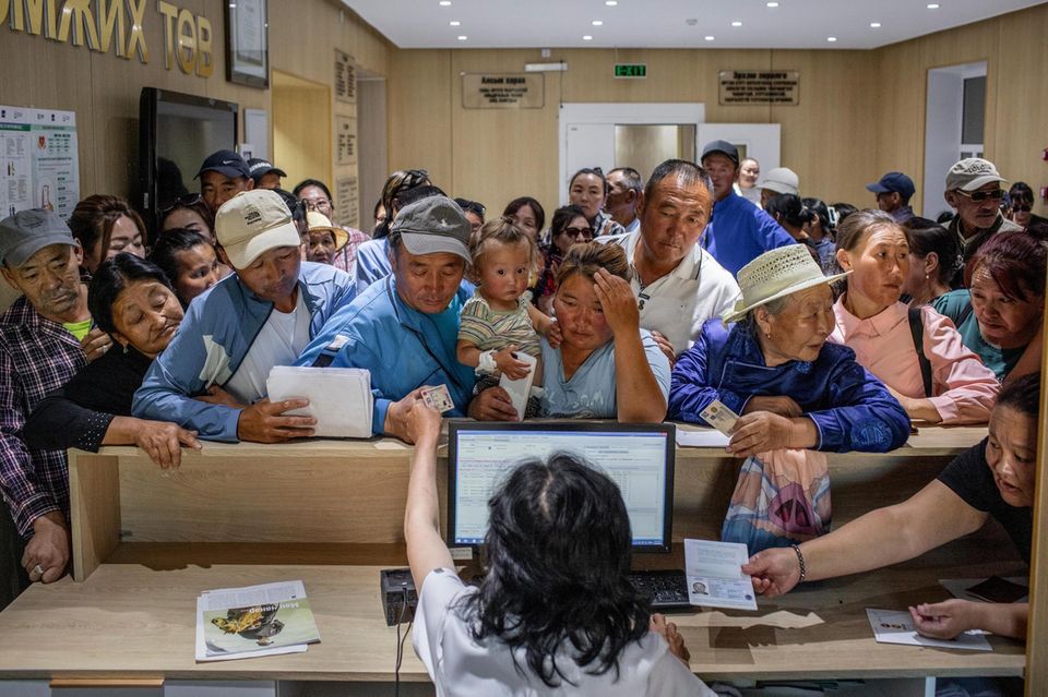 Menschen an der Krankenhaus-Rezeption 1.5004