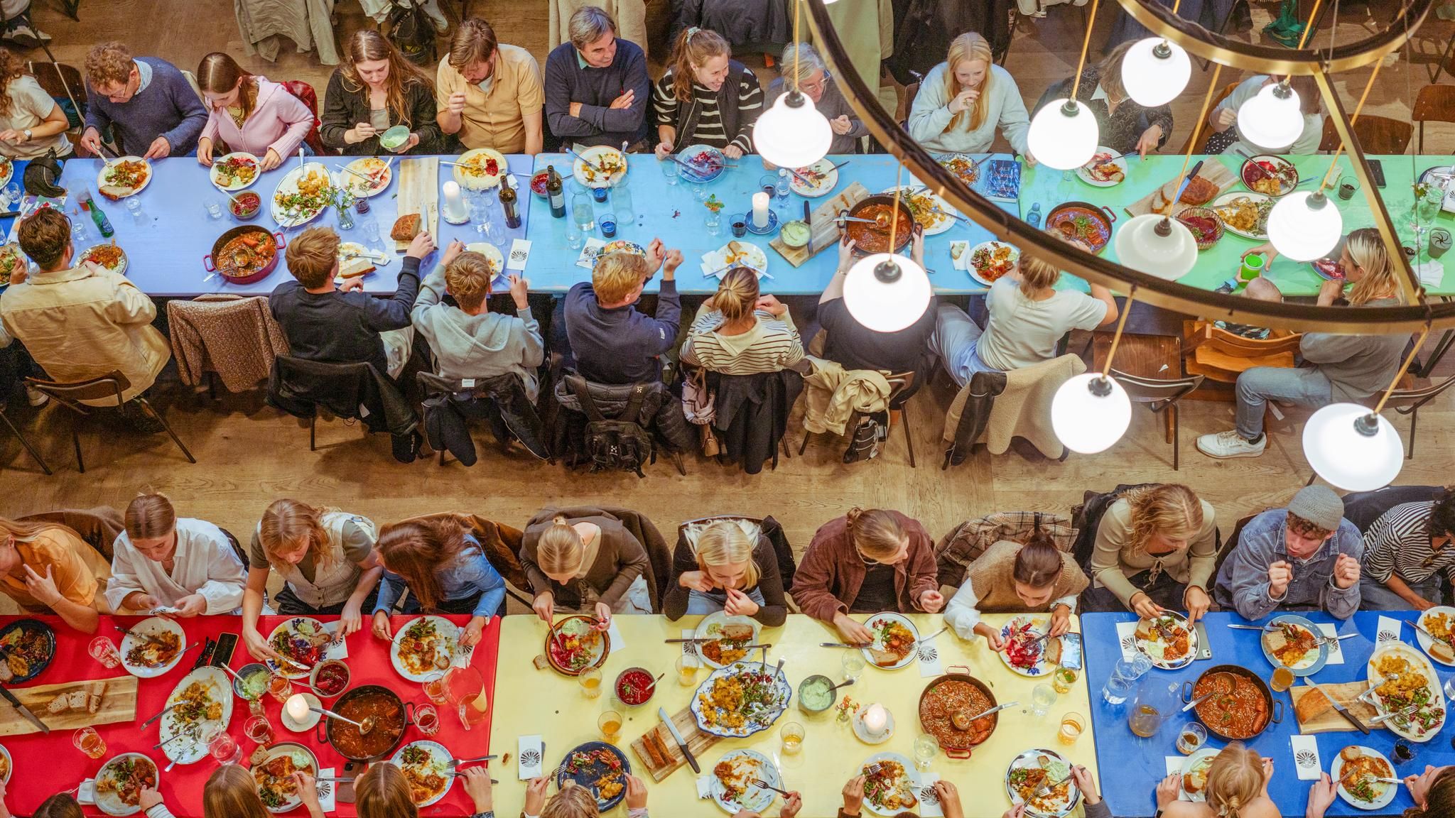 viele Menschen am Essenstisch