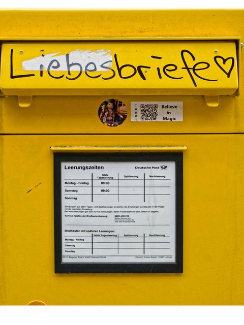 Ein gelber Briefkasten, auf dem das Wort "Liebesbriefe" steht