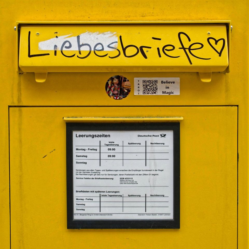 Ein gelber Briefkasten, auf dem das Wort "Liebesbriefe" steht